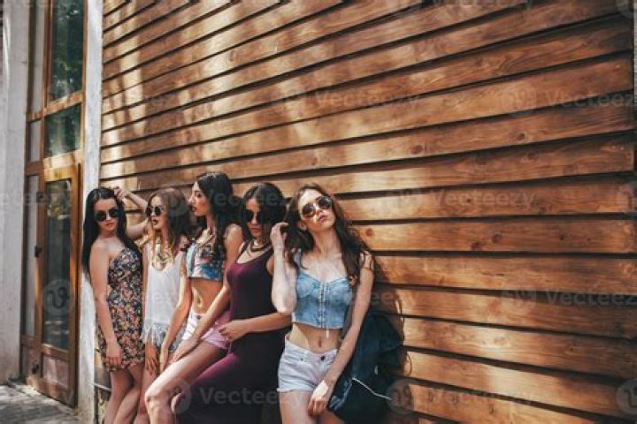 5 Beautiful Girls From Gordon Ramsay's "Hell's Kitchen" (2nd Edition