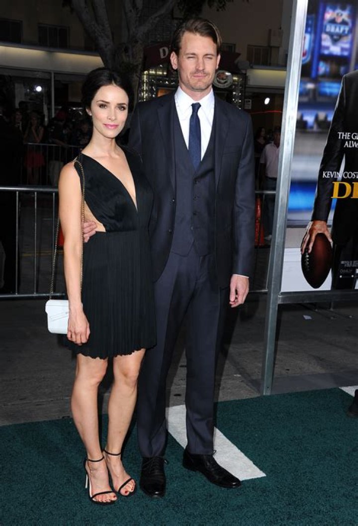 Abigail Spencer 2019 Husband, net worth, tattoos, smoking & body