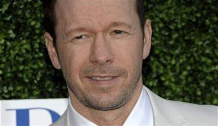Actor, singer Donnie Wahlberg tips 2K at North Carolina Waffle House