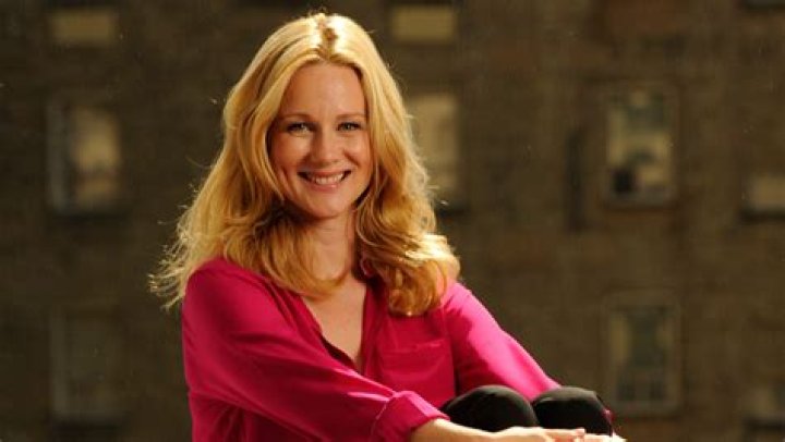 Actress Laura Linney gives birth to her first child at the age of 49