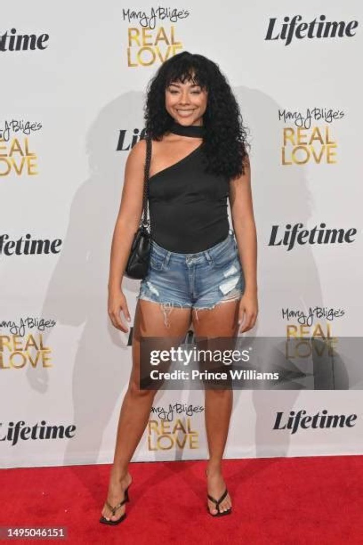Alix Lapri Age, Net Worth, Boyfriend, Family and Biography (Updated