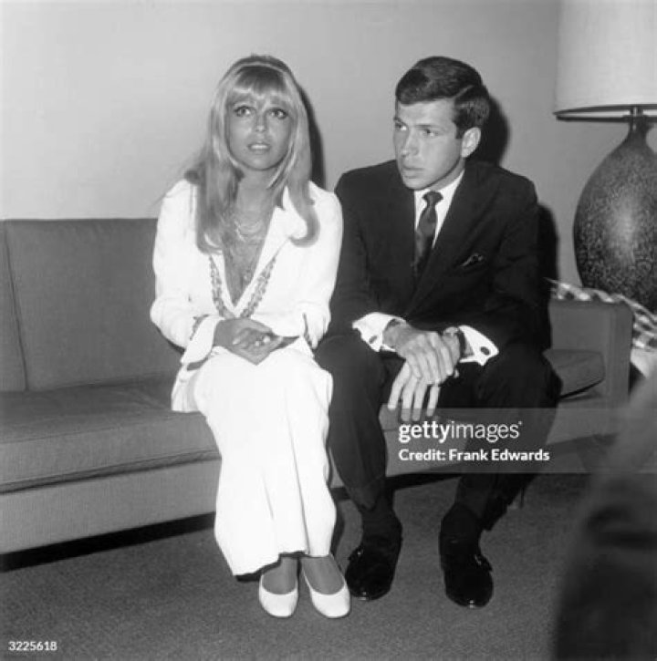 American singers, siblings Nancy and Frank Sinatra Jr, sit on a sofa
