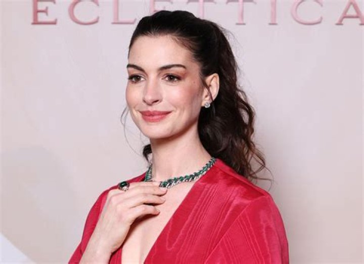 Anne Hathaway took photos with her husband at the Vanity Fair Oscar