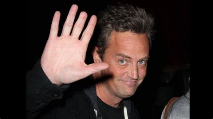 Best 25+ Matthew perry finger ideas on Pinterest Friends gif, Joey