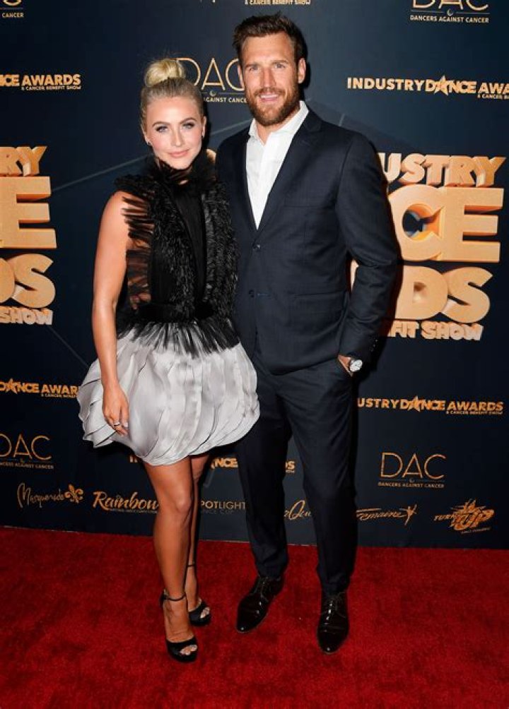 Brooks Laich&rsquo;s fiancee Julianne Hough says &ldquo;Can&rsquo;t wait to marry you&rdquo;; Look at the pre-wedding relationship of the adorable couple and engagemet