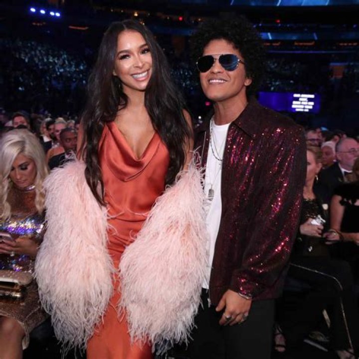 BRUNO MARS & JESSICA CABAN Bruno mars, Bruno mars jessica caban, Cute