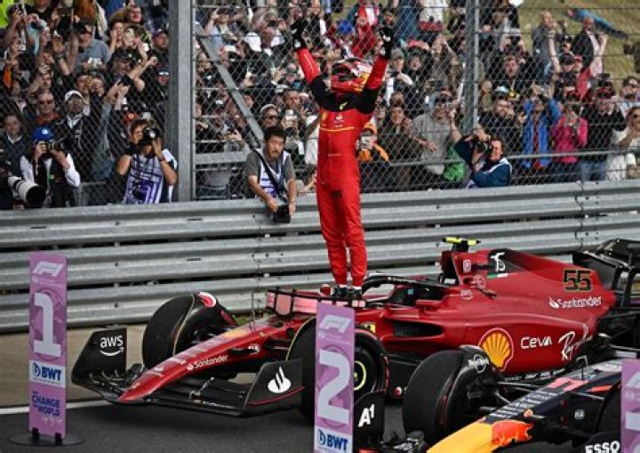 Carlos Sainz celebra su triunfo en F1 con su novia Rebecca Donaldson