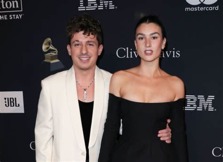 Charlie Puth se compromete con su novia Brooke Sansone