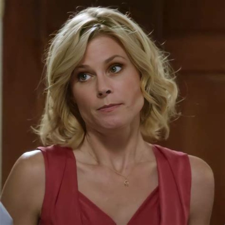 Claire Dunphy played by Julie Bowen Cast & Crew Modern Family USA