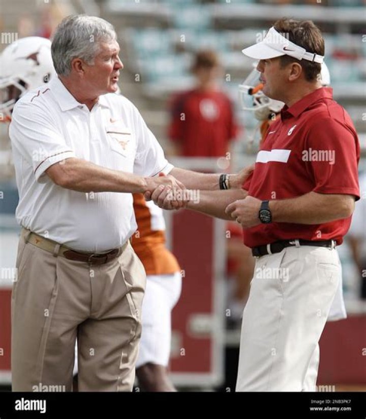 College football Oklahoma Coach Bob Stoops will retire after 18