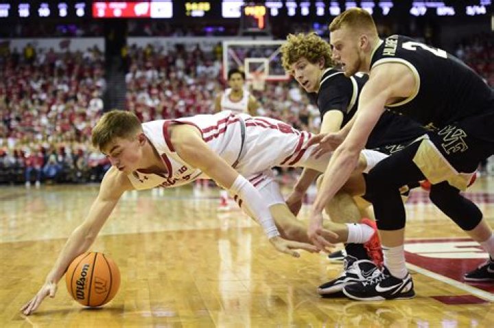 Connor Essegian transferring 5 landing spots for guard