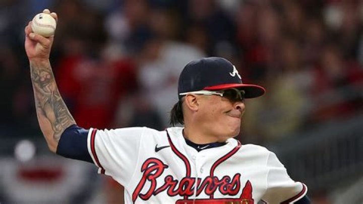 Cubs add reliever Jesse Chavez to roster after trade with Rangers