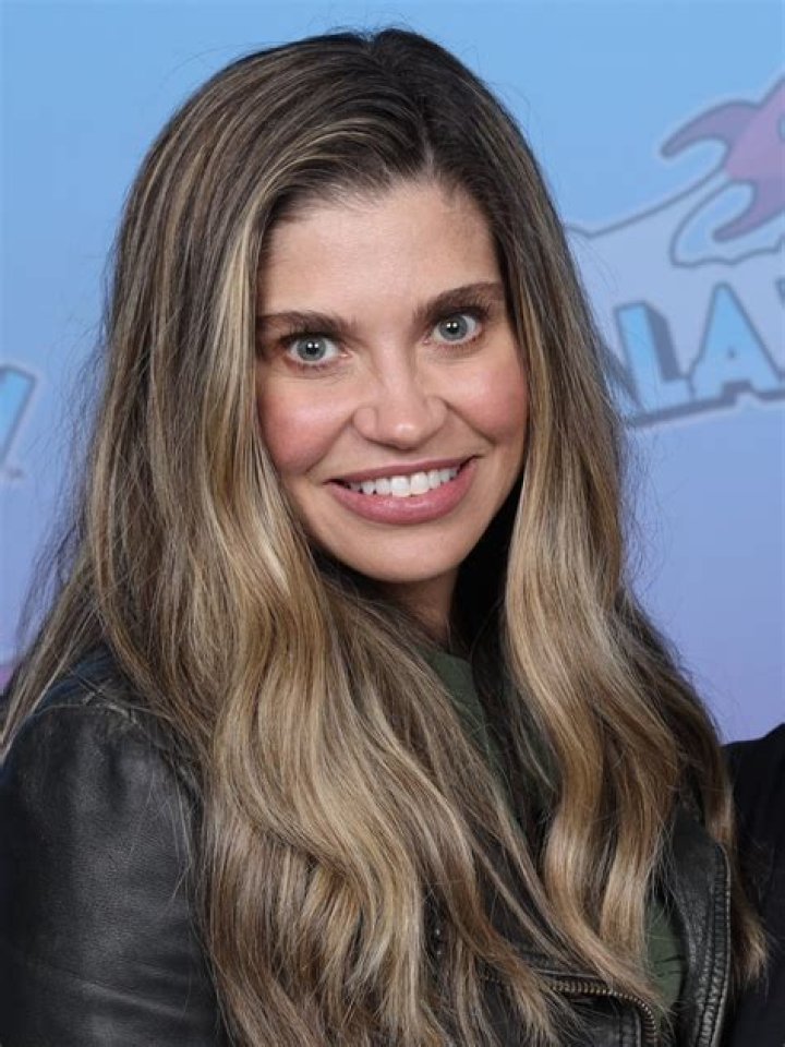 Danielle Fishel Danielle fishel, Celebrity wedding photos, Wedding
