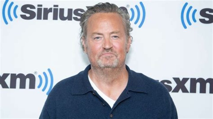 Did you ever noticed Matthew Perry's finger FRIENDS TV Amino
