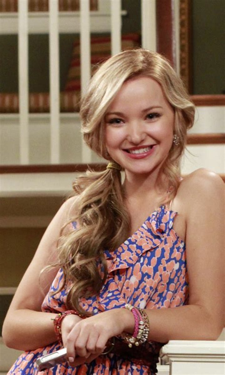 Dove Cameron shows major PDA with boyfriend Thomas Doherty on set of