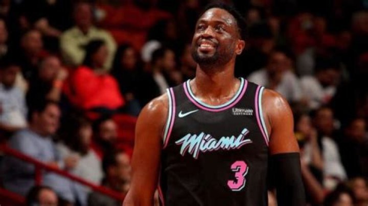 Dwyane Wade Wiki 2021 Net Worth, Height, Weight, Relationship & Full