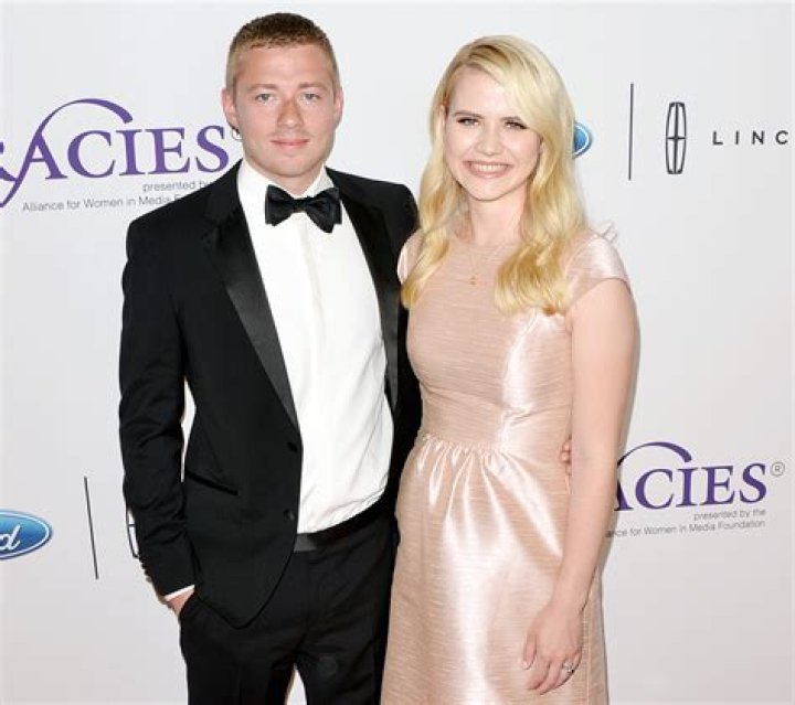 Elizabeth Smart, husband Matthew Gilmour expecting baby No. 3 AOL