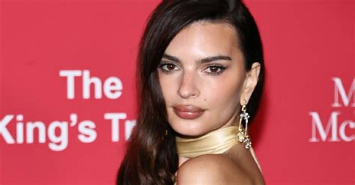 Emily Ratajkowski Is Officially Reviving This &rsquo;90s Hair Style Vogue