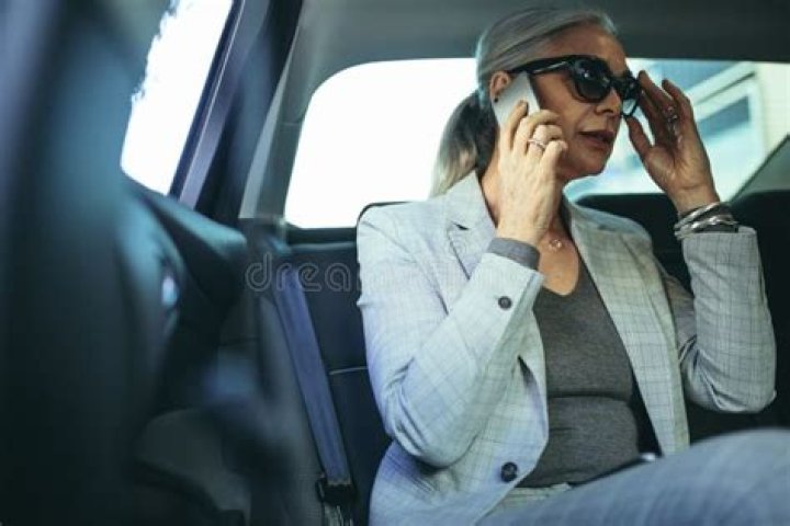 Empresario De Sexo Femenino Mayor Que Viaja Al Trabajo En Un Coche De