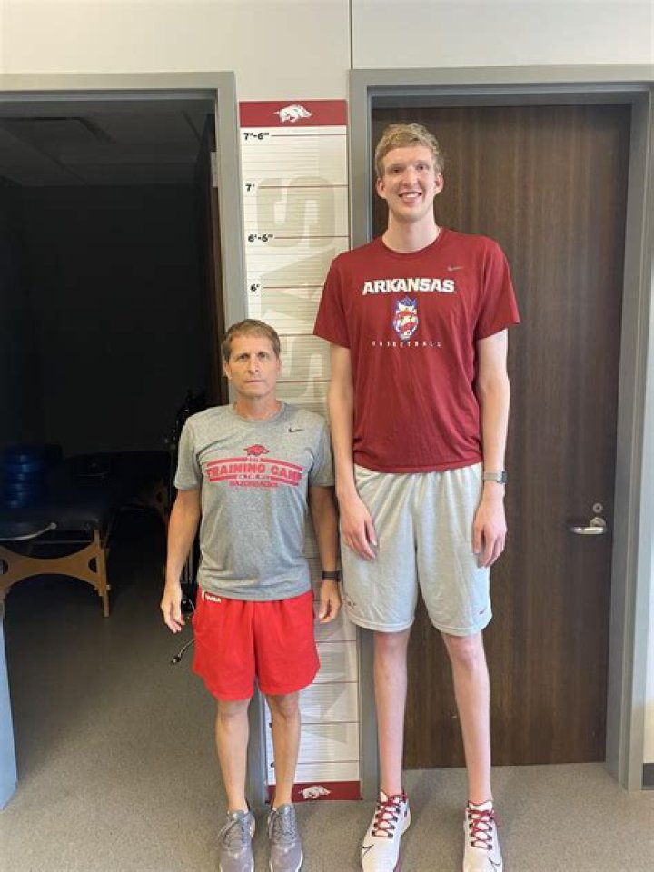 Eric Musselman (5&rsquo;7) standing next to Connor Vanover (7&rsquo;3) r
