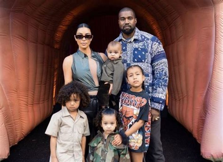Filhas do Kanye West e Kim Kardashian dublam ao som de "The Real Slim