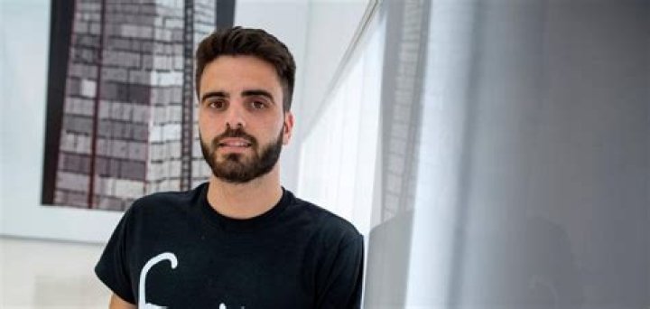 Former soccer player Pelayo Novo dies after being hit by a train