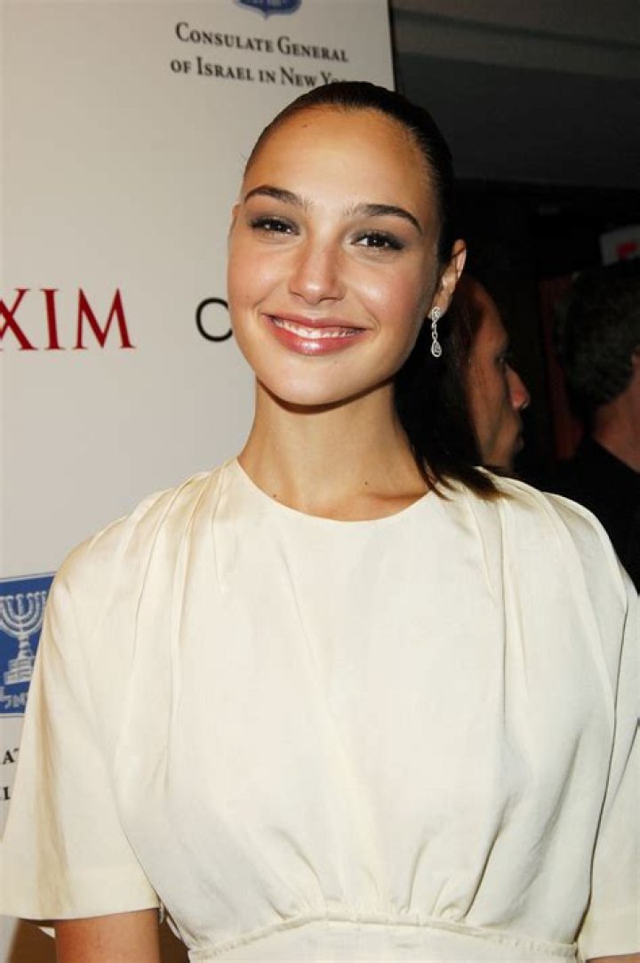 Gal Gadot Age, Education, Figure, Height, Parents, Family, Boyfriend