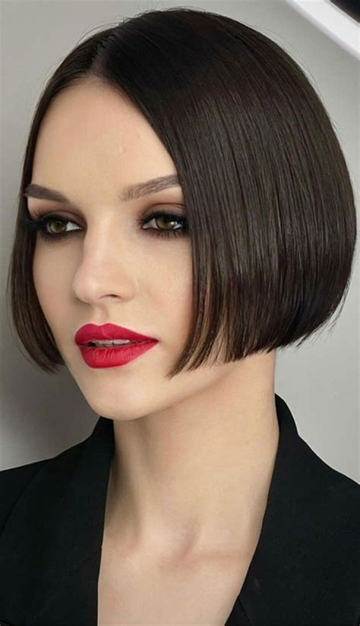 girl with ear length brown hair Hair colour for green eyes, Cool