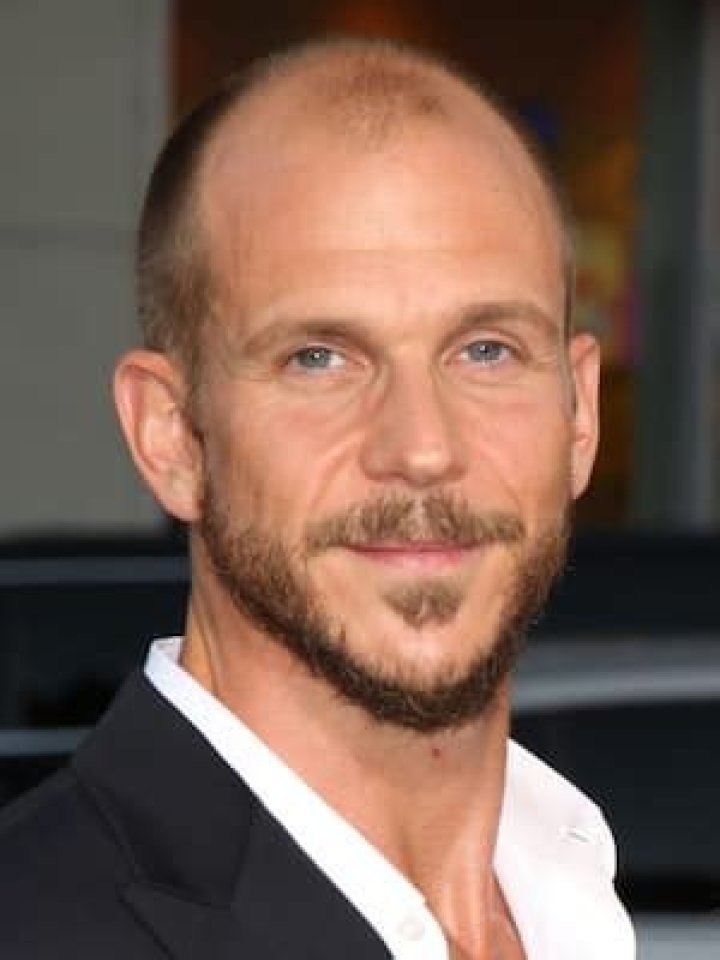 Gustaf Skarsg&aring;rd Wiki, Age, Height, Girlfriend, Wife, Family, Biography