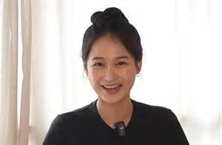 Han Ga In Reveals Being Hesistant to Play Kim Soo Hyun&rsquo;s Lover in &lsquo;Moon