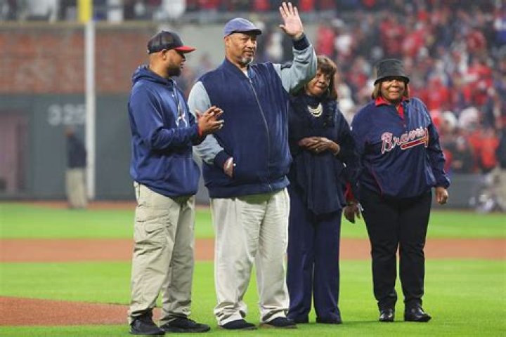 Hank Aaron Honored During Emotional Ceremony Before World Series Game 3