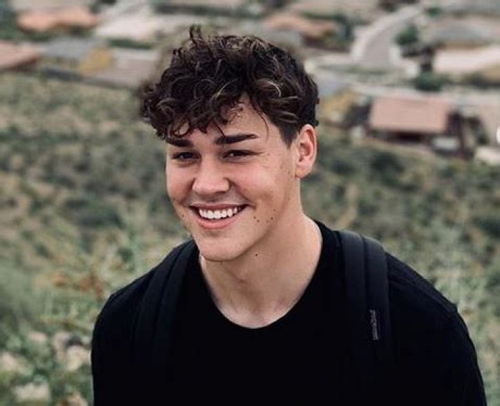 How old is Noah Beck? Age, Net Worth, Height, Girlfriend, Wiki