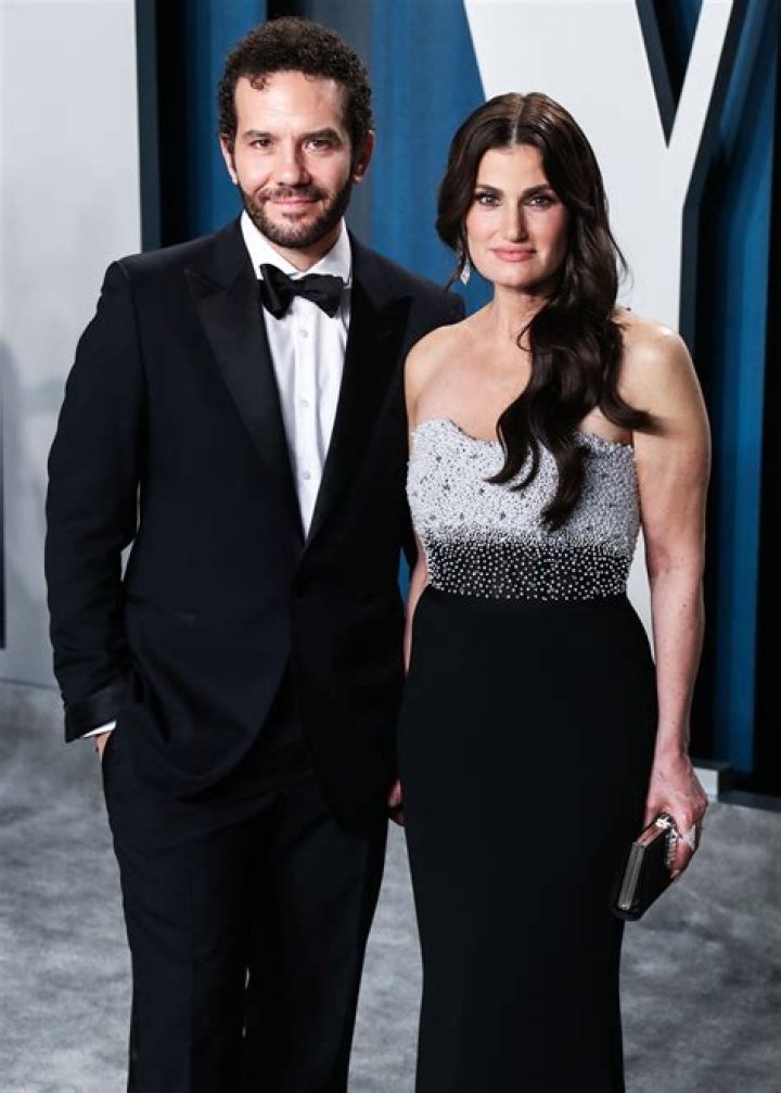 Idina Menzel weds Aaron Lohr and son with Taye Diggs gives her away