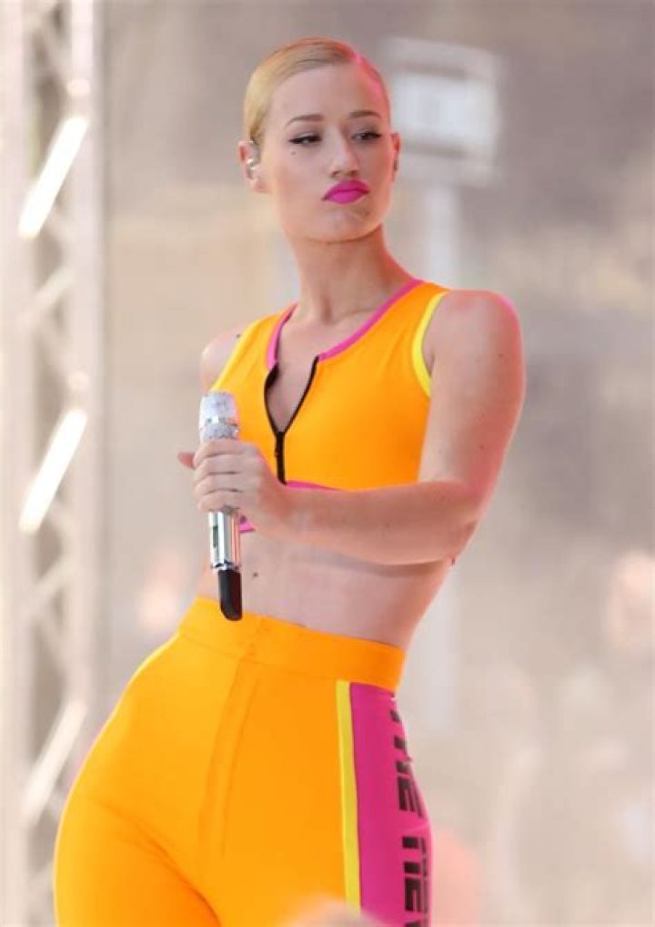 Iggy Azalea shows off her basketball prowess with boyfriend Nick Young