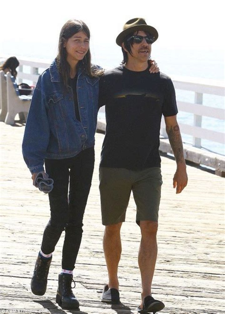 In each others arms Anthony Kiedis and his makeup free girlfriend