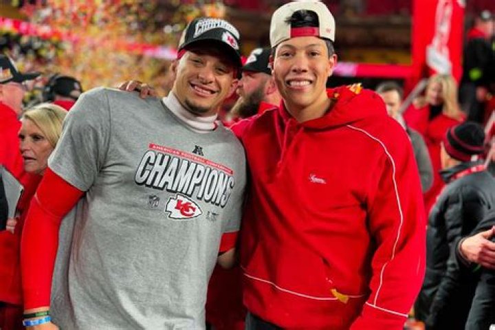 Jackson Mahomes Height, Weight, Age, Biography, Girlfriend, Family & Wiki 5 Jackson Mahomes with his brother Patrick Mahomes and friends
