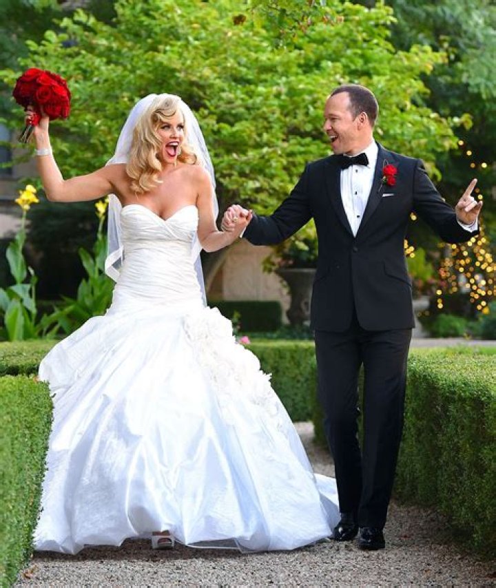 Jenny McCarthy, Donnie Wahlberg Wedding Exclusive Pictures, Details