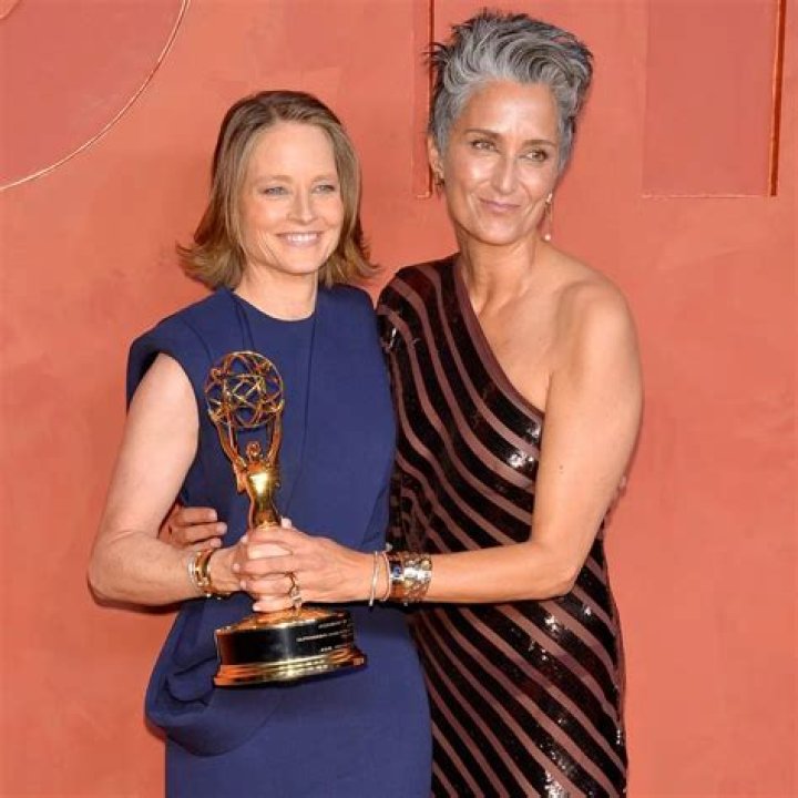 Jodie Foster back on her feet after skiing accident thanks to donor's ACL
