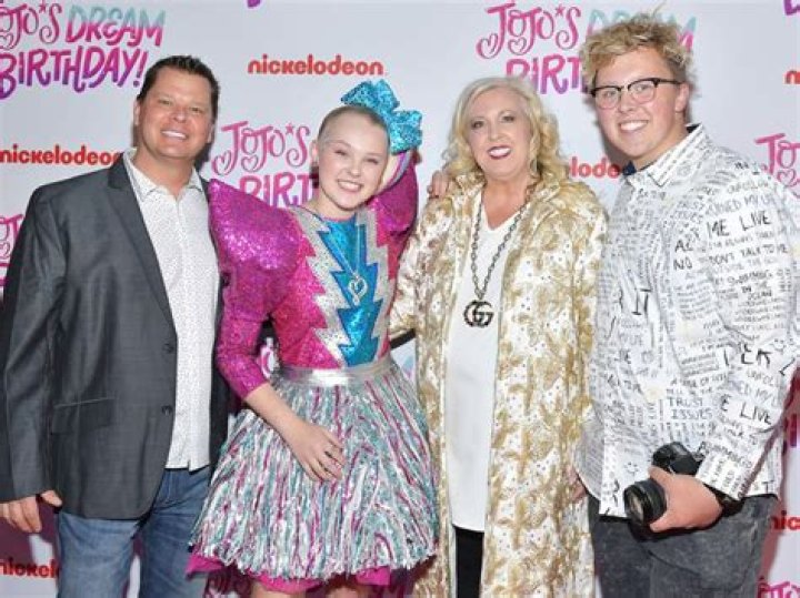 Jojo Siwa family creative parents, supporting brother and lots of fans