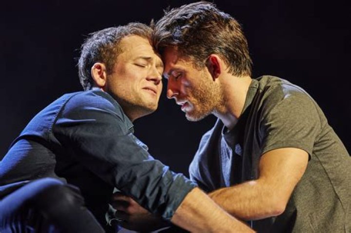 Jonathan Bailey et Taron Egerton en couple au th&eacute;&acirc;tre