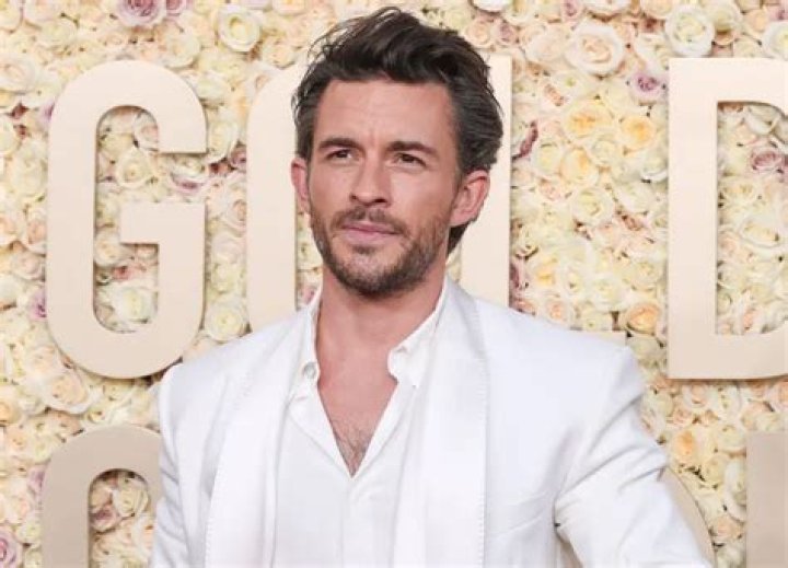 Jonathan Bailey Height, Weight, Age, Measurements, Net Worth, Facts