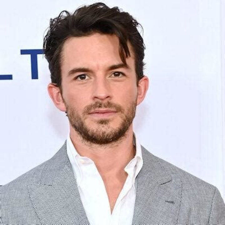 Jonathan Bailey wiki, bio, age, height, girlfriend, tv shows, net worth