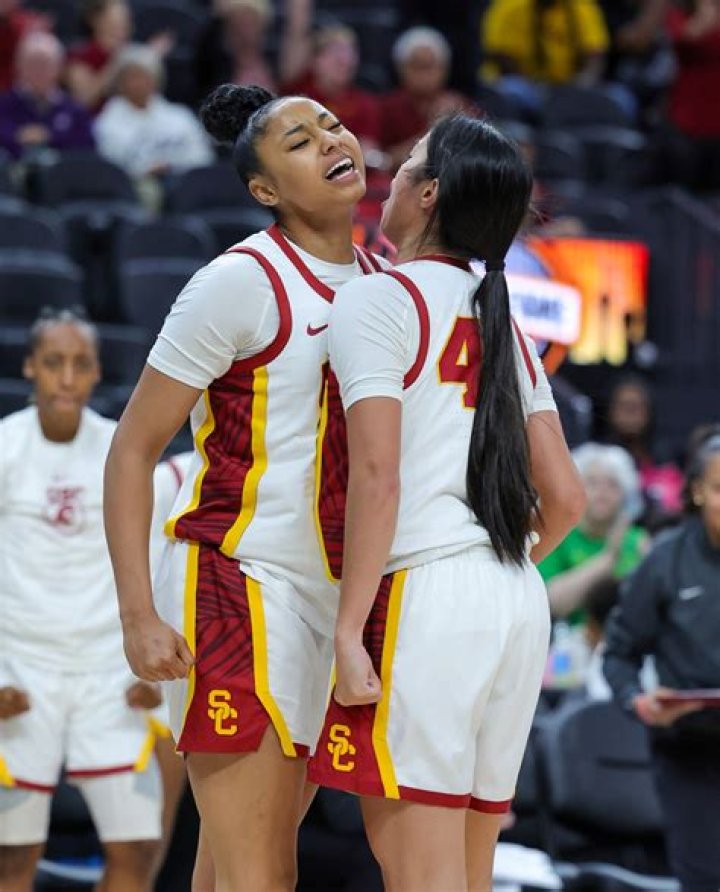 JuJu Watkins scores 32 in debut to lead No. 21 USC women past No. 7