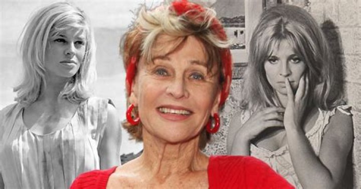 Julie Christie Looks at Some Pictures Julie christie, Ageless beauty