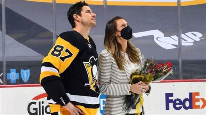 Kathy Leutner Bio, Engaged to Sidney Crosby?, Instagram, Age, & Image