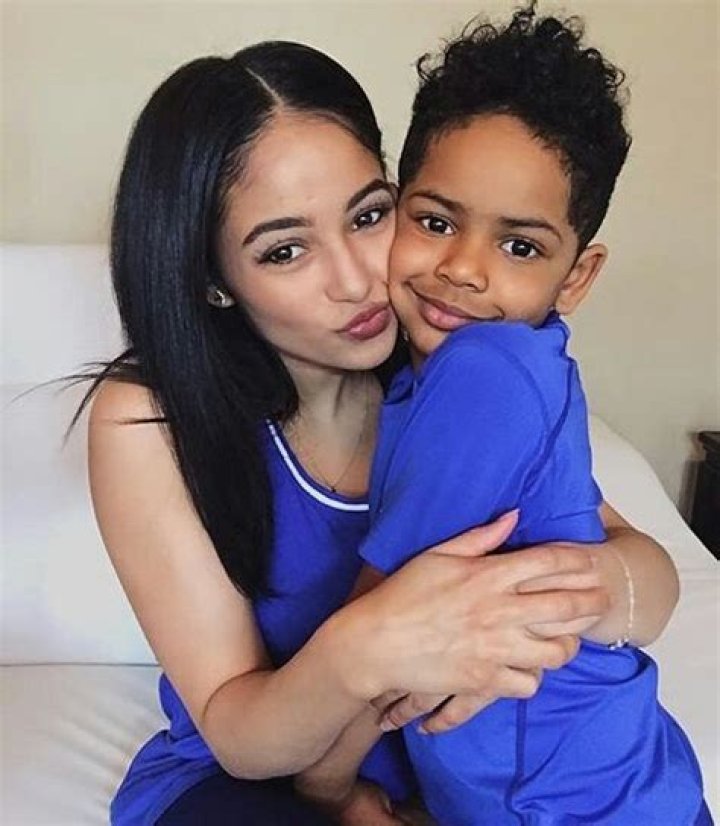 Kayla Phillips Bio, Facts, Family Life of Model & Instagram Star
