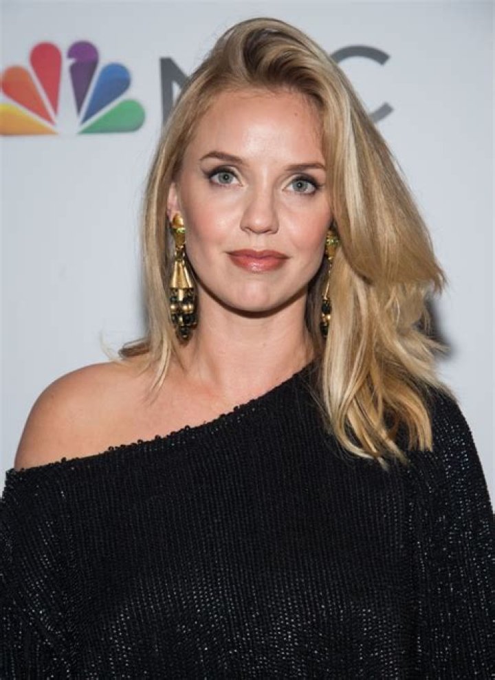 Kelli Garner 'If I Stay' Premiere in Los Angeles &bull; CelebMafia