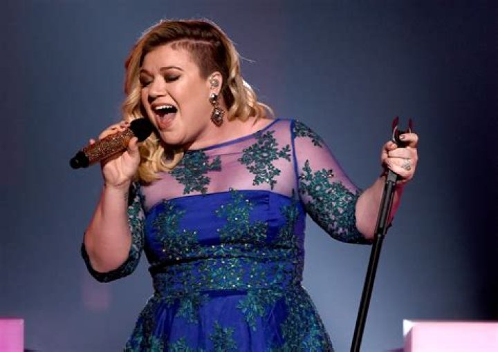Kelly Clarkson's Height, Weight, Bio, Measurements & More
