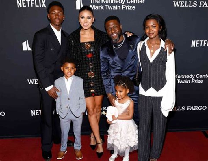 Kevin Hart With His Family Family photo outfits, Family photo outfits