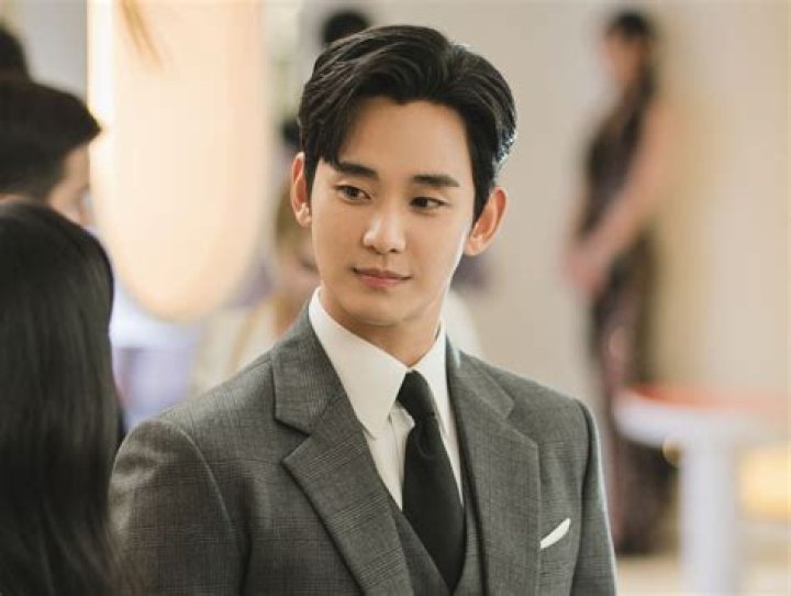 Kim Soo Hyun's Love Life: Everything You Need To Know